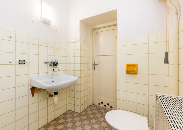 PREDANÉ -2 izb. byt 84 m2 v HISTORICKEJ budove s DVOROM.