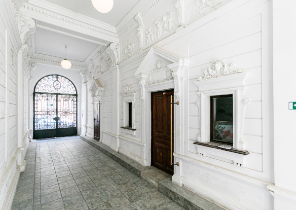 PREDANÉ -2 izb. byt 84 m2 v HISTORICKEJ budove s DVOROM.