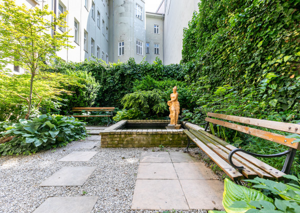 PREDANÉ -2 izb. byt 84 m2 v HISTORICKEJ budove s DVOROM.