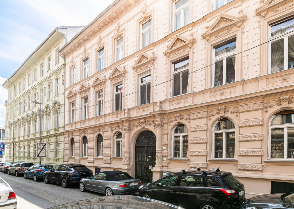 PREDANÉ -2 izb. byt 84 m2 v HISTORICKEJ budove s DVOROM.