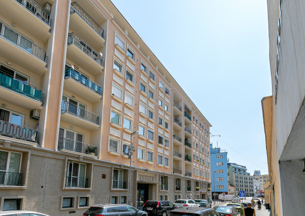 PREDANÉ: Ul.HOLLÉHO-2 izb. byt s klimatizáciou,pivnicou.