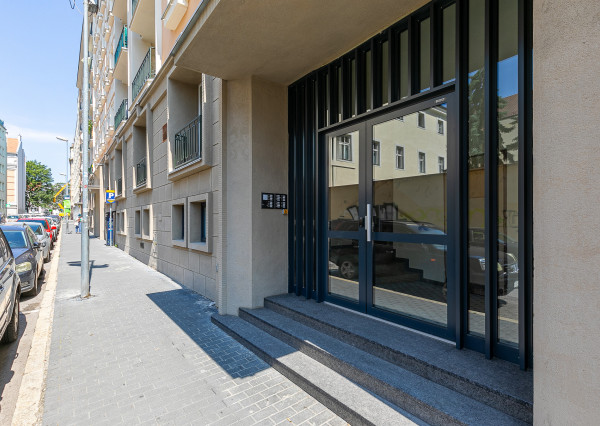 PREDANÉ: Ul.HOLLÉHO-2 izb. byt s klimatizáciou,pivnicou.