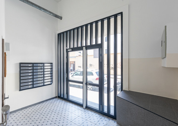 PREDANÉ: Ul.HOLLÉHO-2 izb. byt s klimatizáciou,pivnicou.