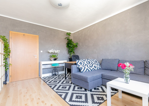 PREDANÉ: Ul.HOLLÉHO-2 izb. byt s klimatizáciou,pivnicou.