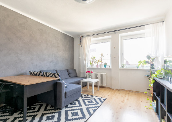 PREDANÉ: Ul.HOLLÉHO-2 izb. byt s klimatizáciou,pivnicou.