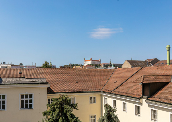 PREDANÉ: Ul.HOLLÉHO-2 izb. byt s klimatizáciou,pivnicou.