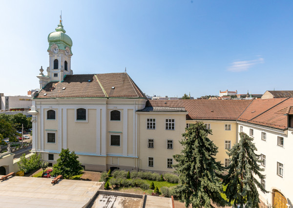 PREDANÉ: Ul.HOLLÉHO-2 izb. byt s klimatizáciou,pivnicou.