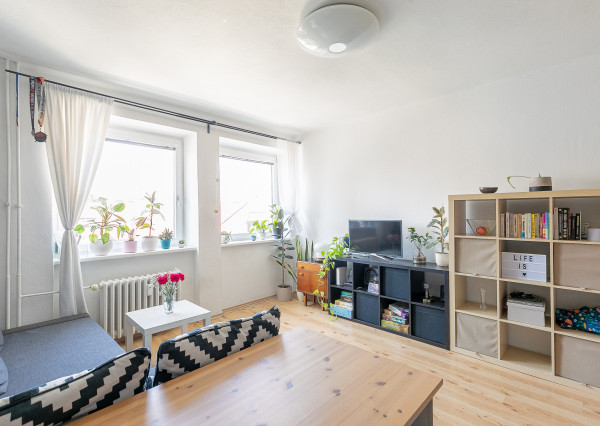 PREDANÉ: Ul.HOLLÉHO-2 izb. byt s klimatizáciou,pivnicou.