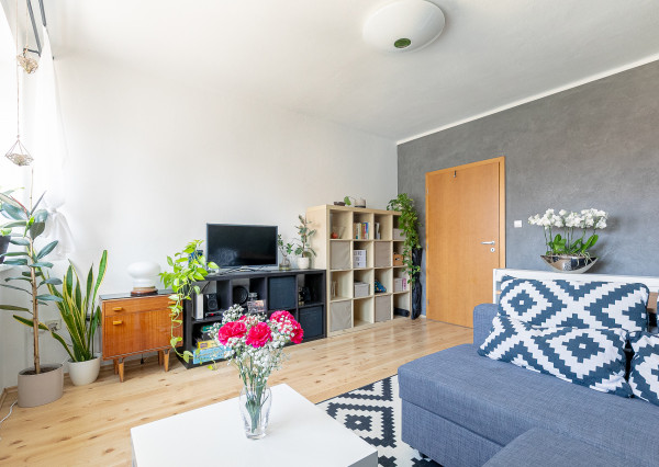 PREDANÉ: Ul.HOLLÉHO-2 izb. byt s klimatizáciou,pivnicou.