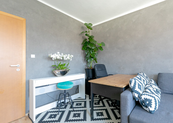 PREDANÉ: Ul.HOLLÉHO-2 izb. byt s klimatizáciou,pivnicou.