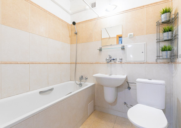 PREDANÉ: Ul.HOLLÉHO-2 izb. byt s klimatizáciou,pivnicou.