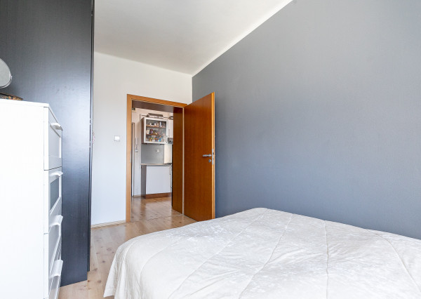 PREDANÉ: Ul.HOLLÉHO-2 izb. byt s klimatizáciou,pivnicou.