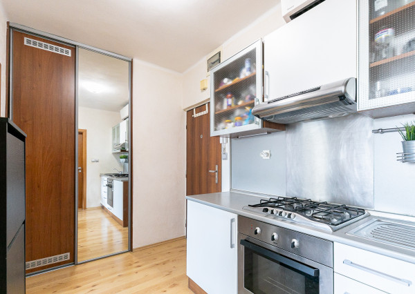 PREDANÉ: Ul.HOLLÉHO-2 izb. byt s klimatizáciou,pivnicou.