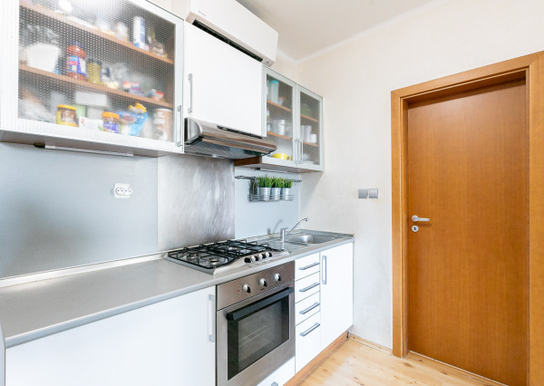 PREDANÉ: Ul.HOLLÉHO-2 izb. byt s klimatizáciou,pivnicou.