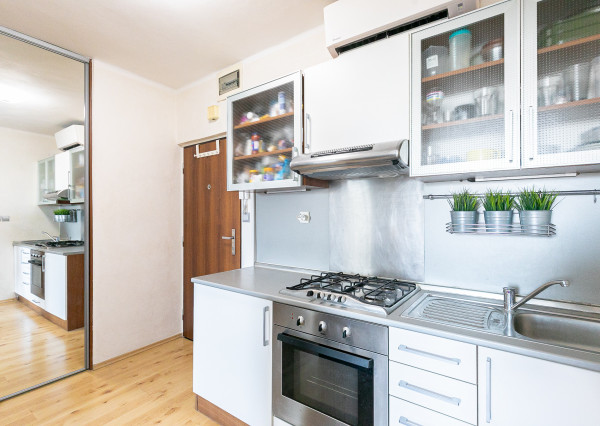 PREDANÉ: Ul.HOLLÉHO-2 izb. byt s klimatizáciou,pivnicou.