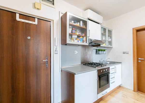 PREDANÉ: Ul.HOLLÉHO-2 izb. byt s klimatizáciou,pivnicou.