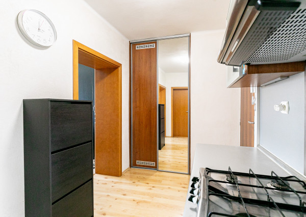 PREDANÉ: Ul.HOLLÉHO-2 izb. byt s klimatizáciou,pivnicou.