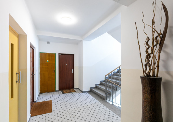 PREDANÉ: Ul.HOLLÉHO-2 izb. byt s klimatizáciou,pivnicou.