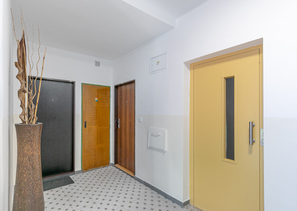 PREDANÉ: Ul.HOLLÉHO-2 izb. byt s klimatizáciou,pivnicou.