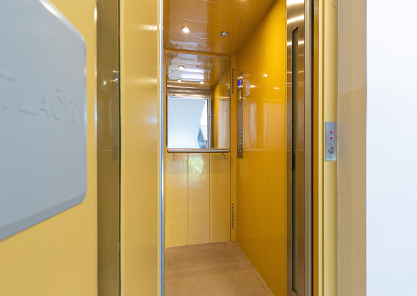 PREDANÉ: Ul.HOLLÉHO-2 izb. byt s klimatizáciou,pivnicou.