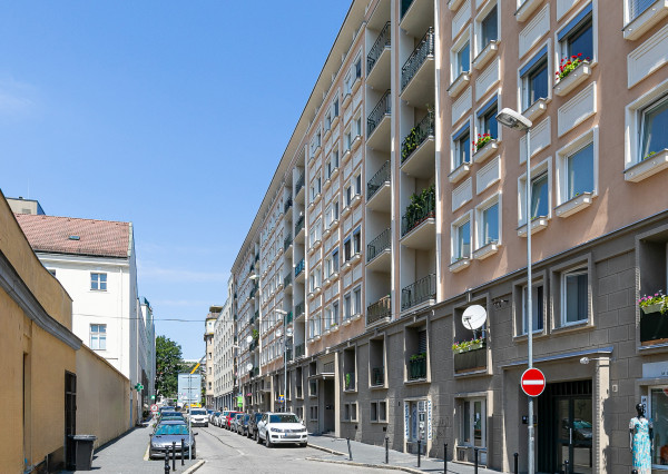 PREDANÉ: Ul.HOLLÉHO-2 izb. byt s klimatizáciou,pivnicou.