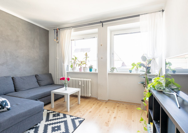 PREDANÉ: Ul.HOLLÉHO-2 izb. byt s klimatizáciou,pivnicou.