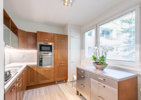 Zariadený, zrekonštruovaný 4 izb.byt 79 m2, balkón, pivnica.