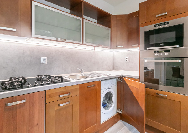 Zariadený, zrekonštruovaný 4 izb.byt 79 m2, balkón, pivnica.