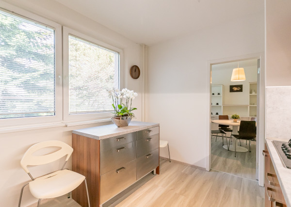 Zariadený, zrekonštruovaný 4 izb.byt 79 m2, balkón, pivnica.