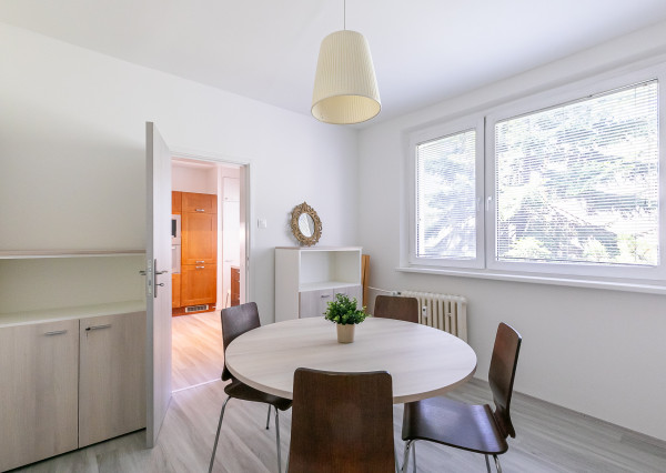 Zariadený, zrekonštruovaný 4 izb.byt 79 m2, balkón, pivnica.