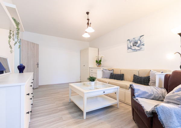 Zariadený, zrekonštruovaný 4 izb.byt 79 m2, balkón, pivnica.