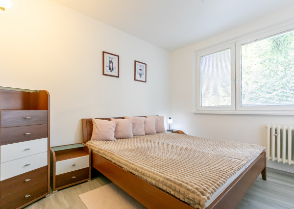 Zariadený, zrekonštruovaný 4 izb.byt 79 m2, balkón, pivnica.