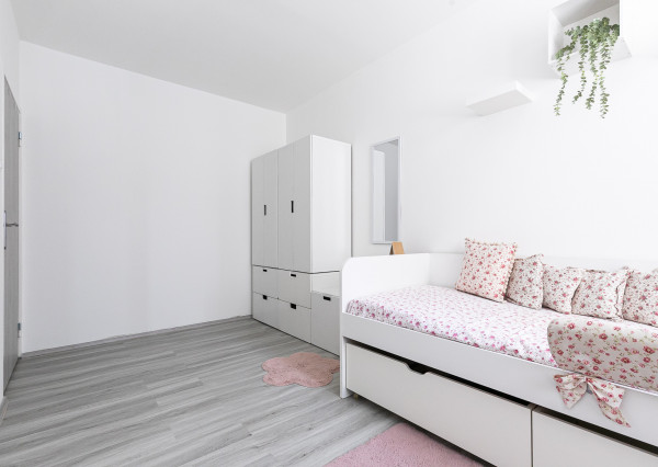 Zariadený, zrekonštruovaný 4 izb.byt 79 m2, balkón, pivnica.