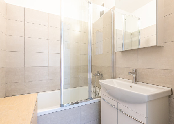 Zariadený, zrekonštruovaný 4 izb.byt 79 m2, balkón, pivnica.