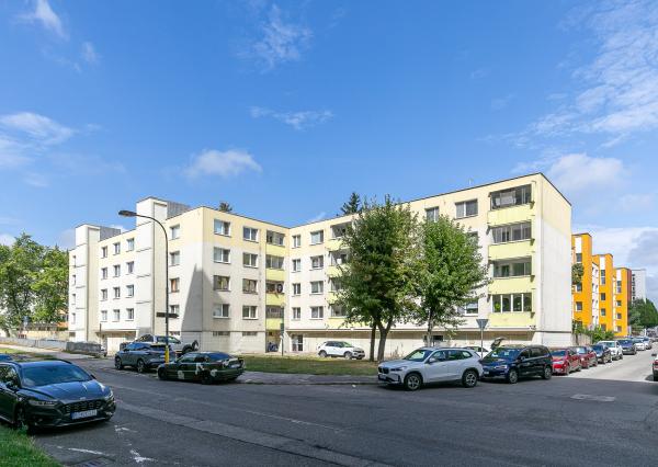 Zariadený, zrekonštruovaný 4 izb.byt 79 m2, balkón, pivnica.