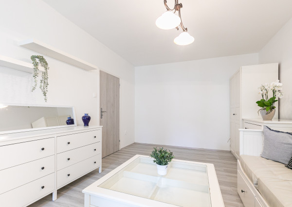 Zariadený, zrekonštruovaný 4 izb.byt 79 m2, balkón, pivnica.