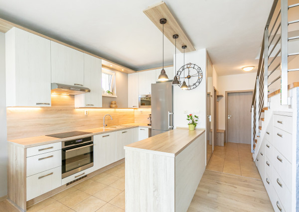 VEĽKORYSÝ 4 izb.byt 92 m2 + terasa,loggia,komora,2x parking.