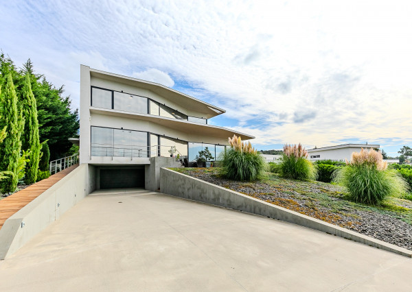 Výnimočná vila ZÁHORSKÉ SADY s bazénom, pozemok 1157 m2.