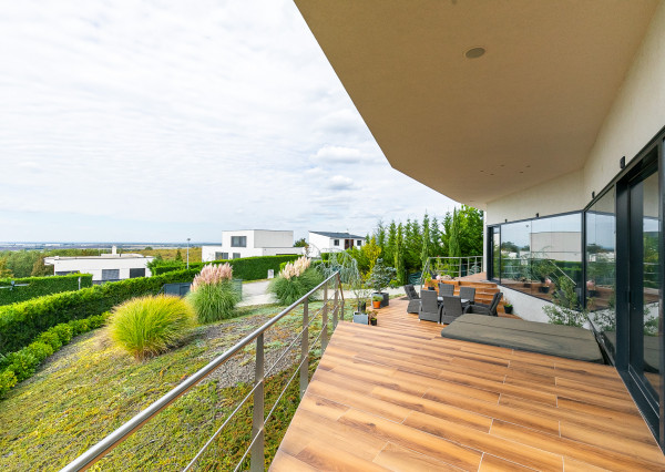 Výnimočná vila ZÁHORSKÉ SADY s bazénom, pozemok 1157 m2.