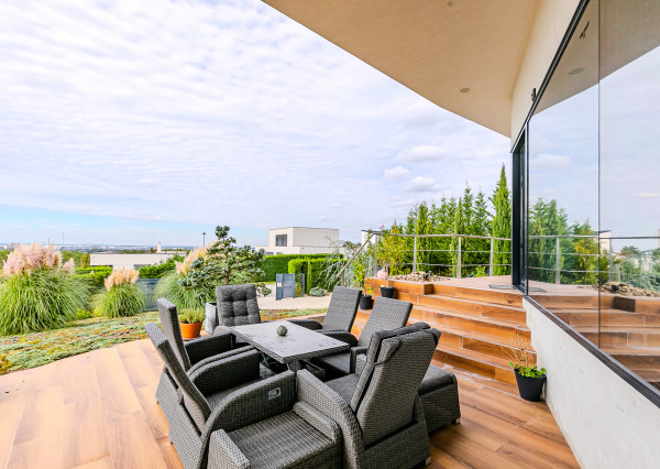 Výnimočná vila ZÁHORSKÉ SADY s bazénom, pozemok 1157 m2.