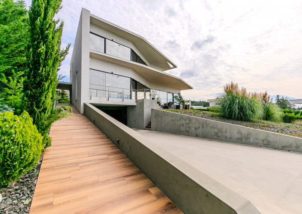 Výnimočná vila ZÁHORSKÉ SADY s bazénom, pozemok 1157 m2.