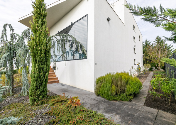 Výnimočná vila ZÁHORSKÉ SADY s bazénom, pozemok 1157 m2.