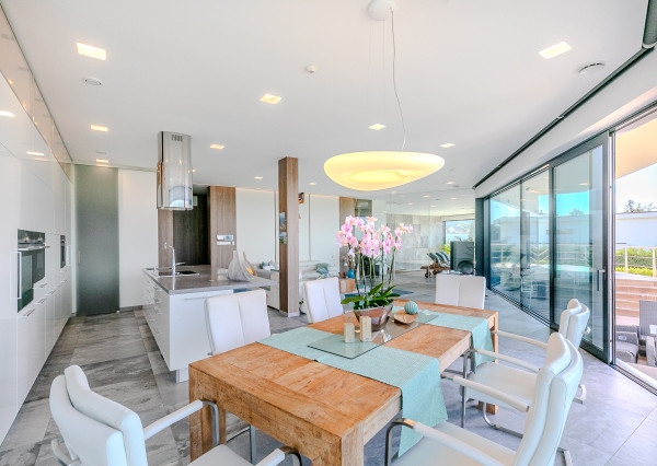 Výnimočná vila ZÁHORSKÉ SADY s bazénom, pozemok 1157 m2.