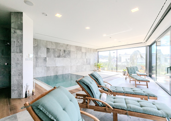 Výnimočná vila ZÁHORSKÉ SADY s bazénom, pozemok 1157 m2.