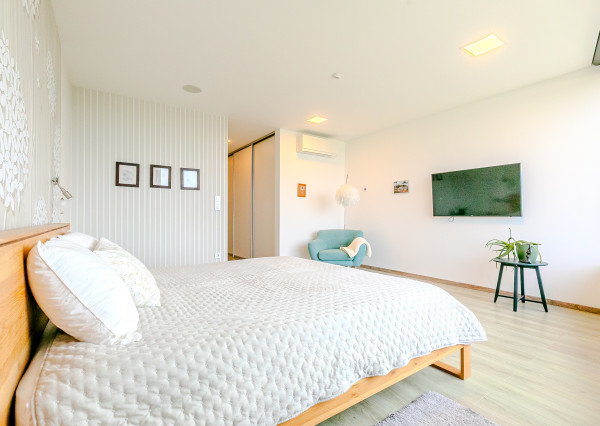 Výnimočná vila ZÁHORSKÉ SADY s bazénom, pozemok 1157 m2.