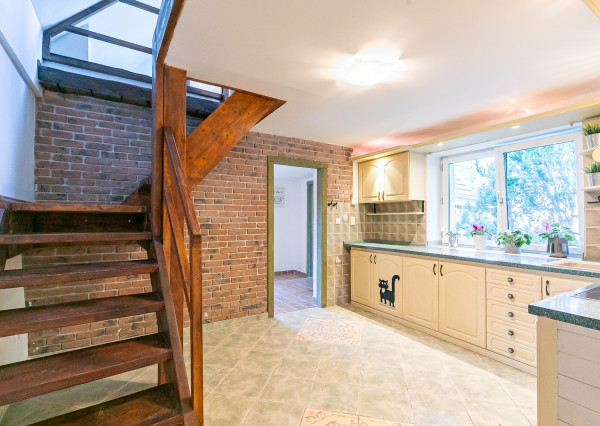 Prenajaté: rod.dom v tesnej BLÍZKOSTI LESA,NÁMESTIA a PÚTNICKÉHO AREÁLU