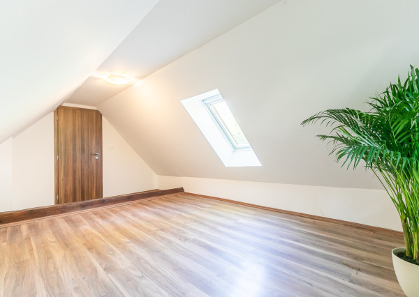 Prenajaté: rod.dom v tesnej BLÍZKOSTI LESA,NÁMESTIA a PÚTNICKÉHO AREÁLU