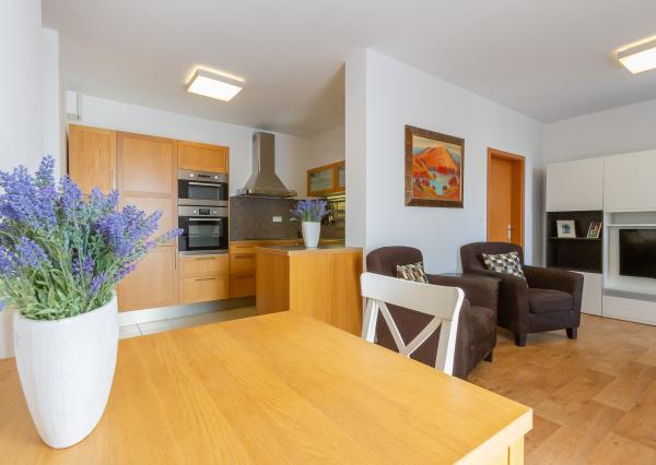 4 izb.byt 98 m2+terasa,2 kúpeľne,2xparking,2 murované pivnice