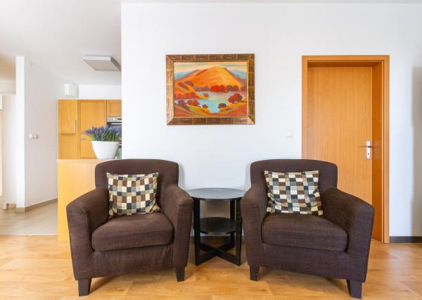 4 izb.byt 98 m2+terasa,2 kúpeľne,2xparking,2 murované pivnice