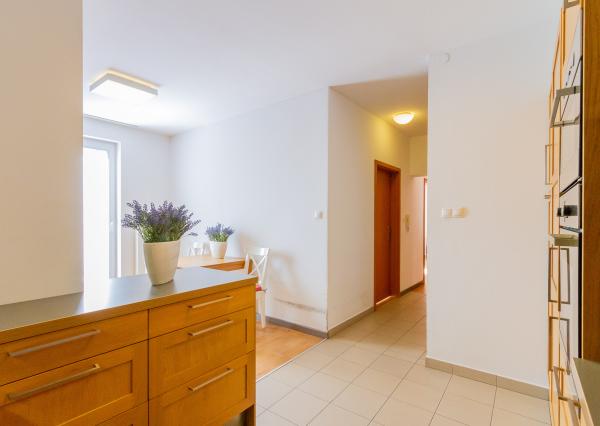 4 izb.byt 98 m2+terasa,2 kúpeľne,2xparking,2 murované pivnice